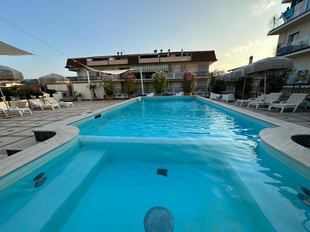 Hotel Costa Verde Pineto Bagian luar foto