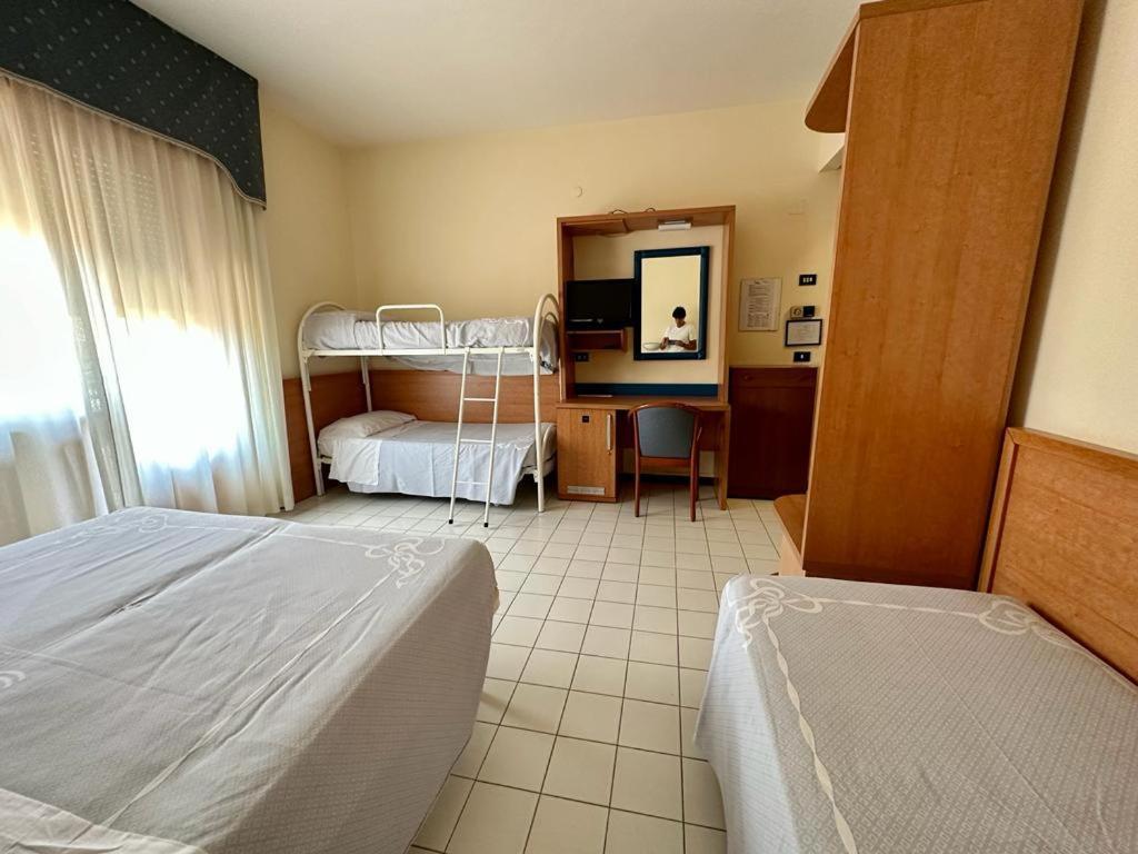 Hotel Costa Verde Pineto Bagian luar foto